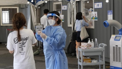 Hàn Quốc bắt đầu triển khai tiêm vaccine ngừa Covid-19 cho nhóm 55-59 tuổi