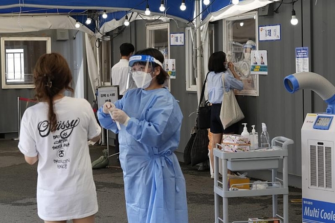 Hàn Quốc bắt đầu triển khai tiêm vaccine ngừa Covid-19 cho nhóm 55-59 tuổi