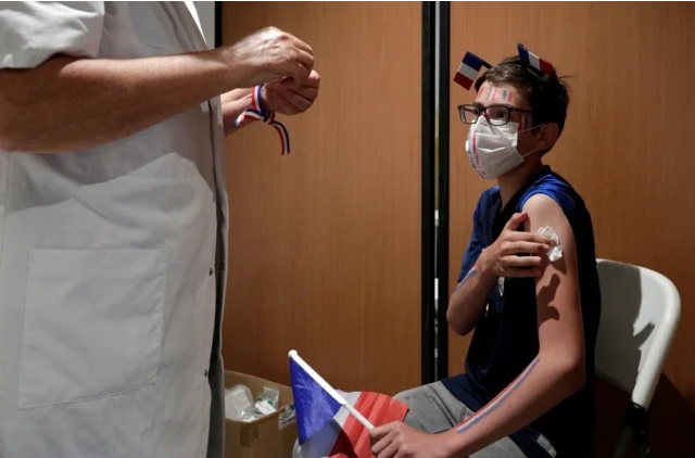 Trẻ em từ 12 tuổi trở lên được tiêm vaccine tại Pháp. (Ảnh: AFP)