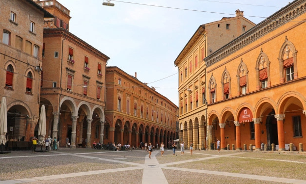 Quảng trường tại thành phố Bologna, Italia. (Ảnh: AP)