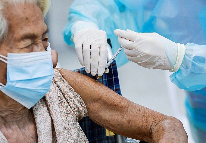 Người dân đang được tiêm vaccine ngừa Covid-19. (Ảnh: Reuters)