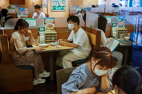 Một nhà hàng tại Nhật Bản áp dụng vách ngăn để hạn chế tiếp xúc. (Ảnh: Reuters)