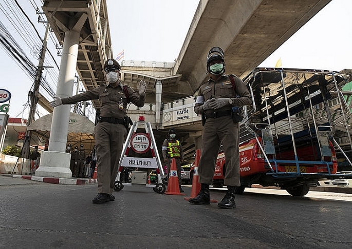 Cảnh sát Thái Lan đang chốt chặn để kiểm soát phương tiện giao thông trước tình hình phức tạp của dịch Covid-19. (Ảnh: AFP)
