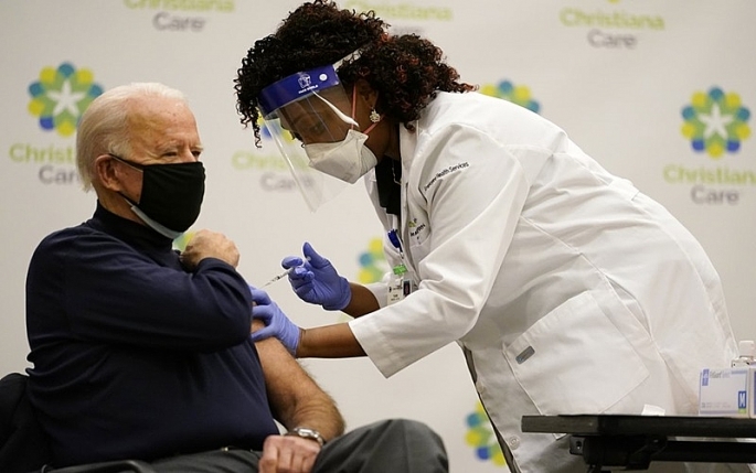 Tổng thống Joe Biden tiêm liều vaccine ngừa Covid-19 đầu tiên tại bang Delaware. (Ảnh: AP)