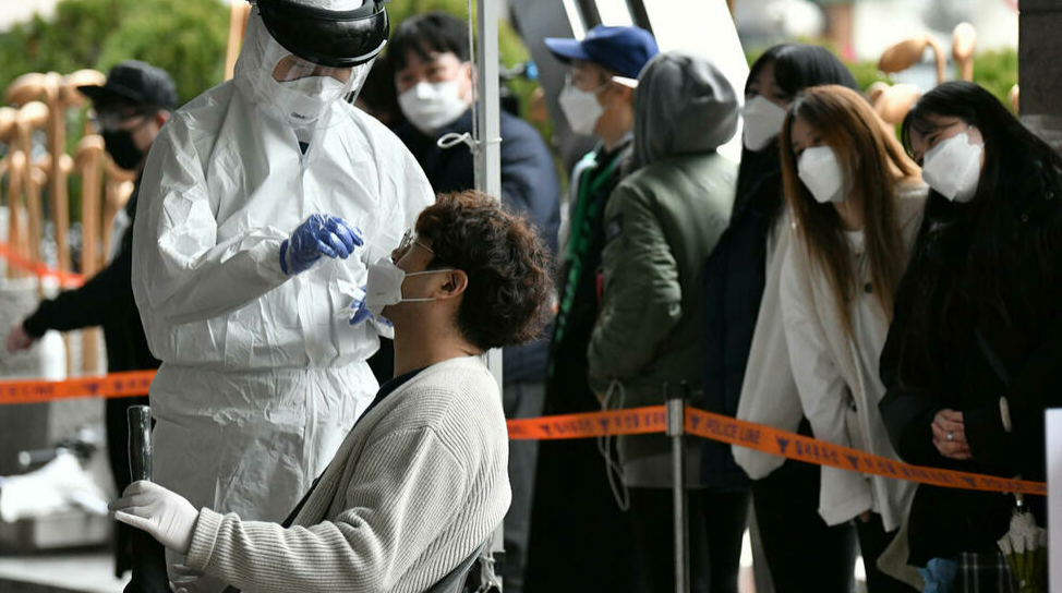 Hàn Quốc đang gặp khó khăn khi đối mặt với làn sóng dịch Covid-19 mới.