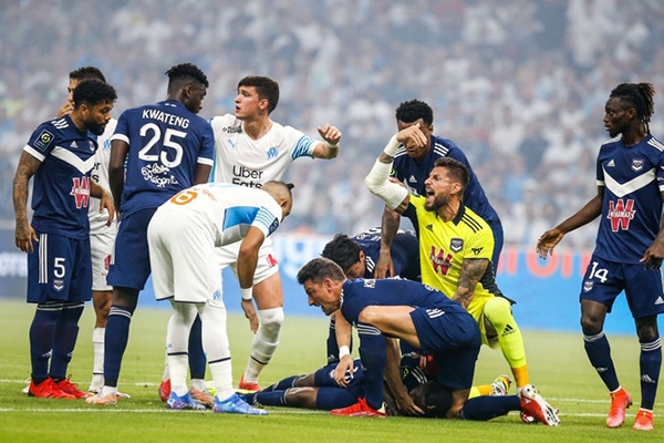 Một cầu thủ bị đột quỵ ngay trên sân tại Ligue 1