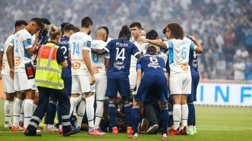 Một cầu thủ bị đột quỵ ngay trên sân tại Ligue 1
