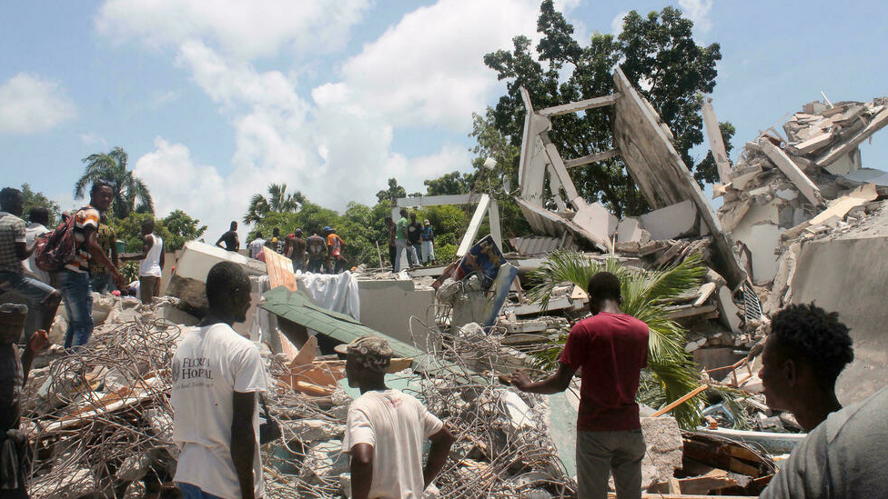 Haiti đang chịu thiệt hại nặng nề sau trận động đất kinh hoàng hôm 14-8. (Ảnh: AFP)