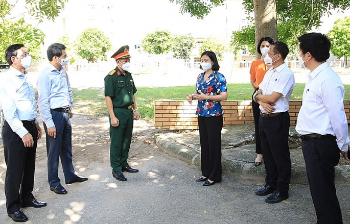  Phó Bí thư Thường trực Thành ủy Hà Nội Nguyễn Thị Tuyến kiểm tra khu cách ly tập trung Trường Cao đẳng nghề Công nghệ cao Hà Nội (quận Nam Từ Liêm).