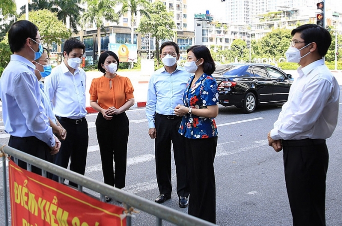  Phó Bí thư Thường trực Thành ủy Hà Nội Nguyễn Thị Tuyến kiểm tra công tác phòng, chống dịch Covid-19 tại chốt kiểm soát dịch trên địa bàn phường Cầu Diễn (quận Nam Từ Liêm).