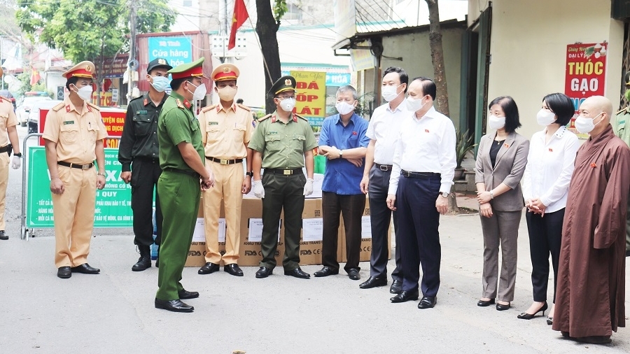 Hà Nội: Đoàn Đại biểu Quốc hội TP thăm, tặng quà lực lượng tuyến đầu chống dịch