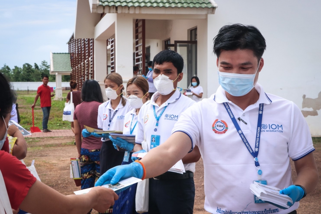 Người dân đang được tuyên truyền phòng, chống dịch Covid-19 tại Lào.