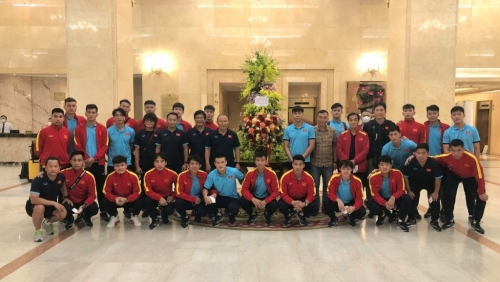 Đội tuyển Việt Nam nhận hoa và lời động viên từ Chủ tịch nước