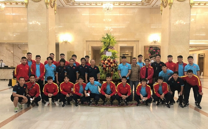 Chủ tịch nước Nguyễn Xuân Phúc gửi hoa và động viên ĐT Việt Nam. (Ảnh: VFF)