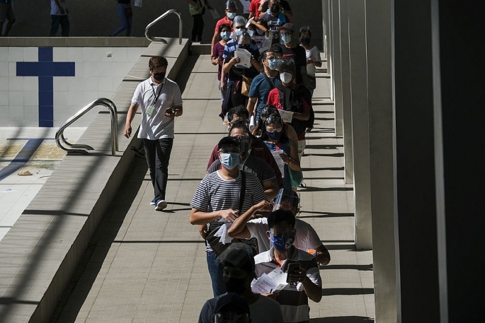 Người dân Manila đang xêp hàng để chờ tiêm vaccine Covid-19. Ảnh: Bloomberg