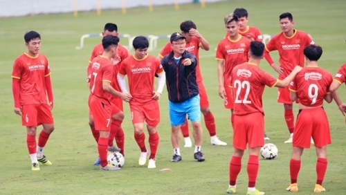 ĐT Việt Nam triệu tập 32 cầu thủ chuẩn bị cho trận đấu với Trung Quốc và Oman