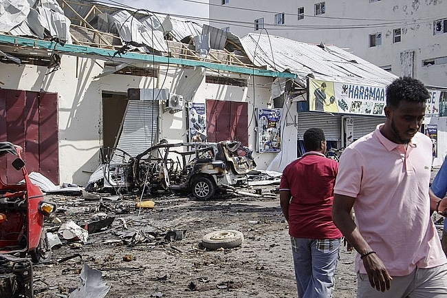 Hiện trường vụ đánh bom ở Mogadishu, Somalia ngày 13/2. (Ảnh: AP)
