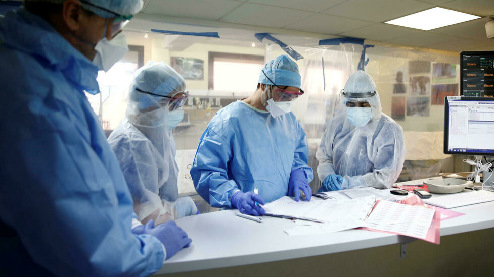 Nhân viên y tế làm việc tại phòng hồi sức tích cực, bệnh viện Pháp-Anh, Levallois-Perret, ngoại ô Paris, Pháp