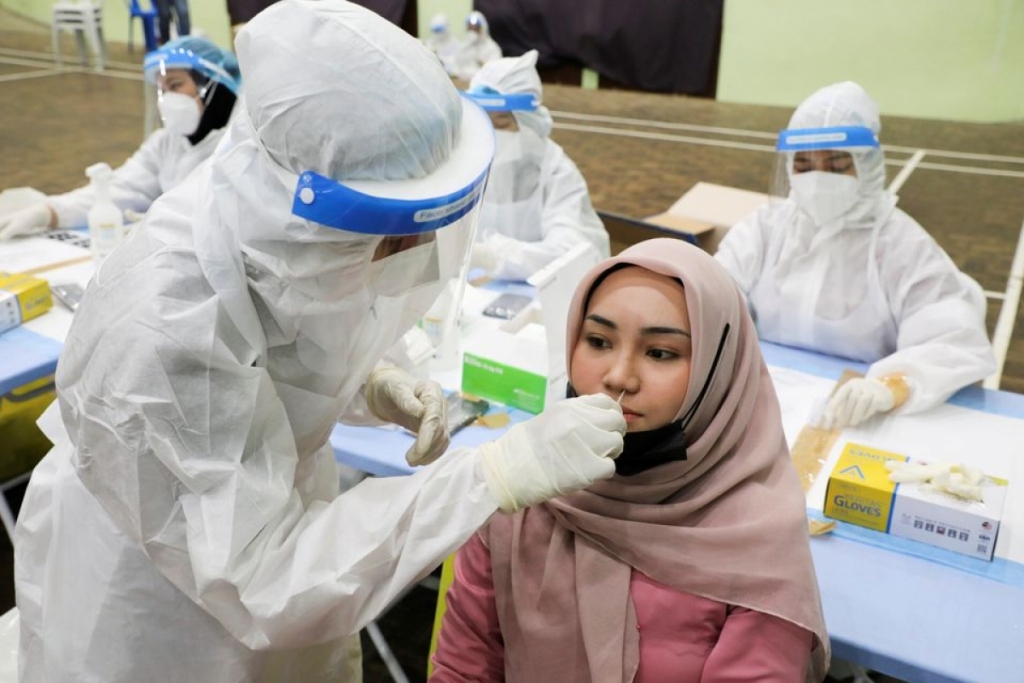 Malaysia triển khai tiêm vaccine Covid-19 cho thanh thiếu niên