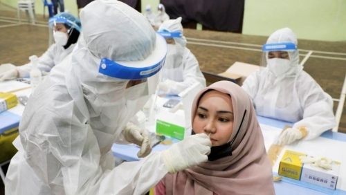 Malaysia triển khai tiêm vaccine Covid-19 cho thanh thiếu niên