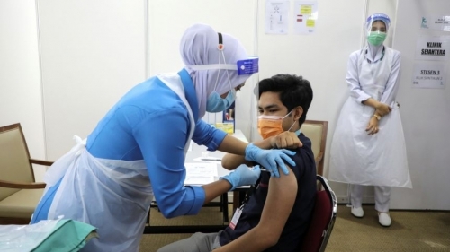 Malaysia rút ngắn khoảng cách giữa 2 mũi vaccine AstraZeneca