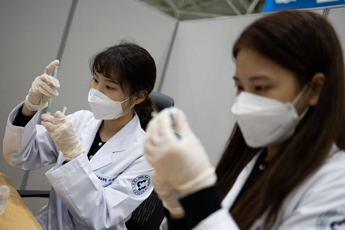 Hàn Quốc chuẩn bị kế hoạch tiêm mũi tăng cường vaccine