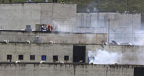 Khói đạn hơi cay bốc lên từ một khu vực trong nhà tù Turi, Ecuador ngày 23-2-2021 - Ảnh: AFP