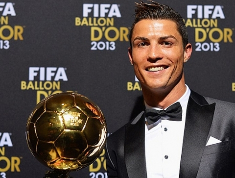 Ronaldo bán “bóng vàng” làm từ thiện