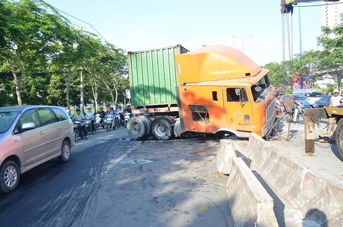 mat lai xe container huc vang dai phan cach