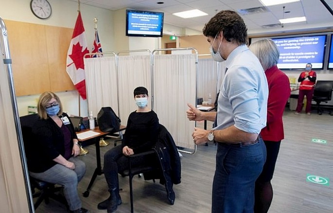 Thủ tướng Canada Justin Trudeau thị sát một điểm tiêm vắc xin COVID-19 tại Ottawa, tỉnh bang Ontario, Canada ngày 15-12-2020 - (Ảnh: Reuters)