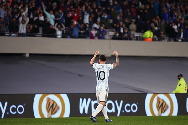 Messi lập siêu phẩm giúp Argentina đại thắng
