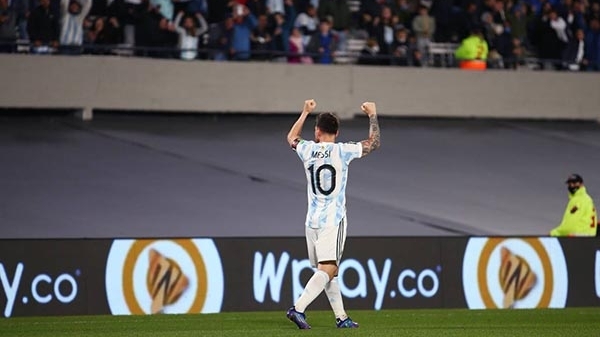 Messi lập siêu phẩm giúp Argentina đại thắng