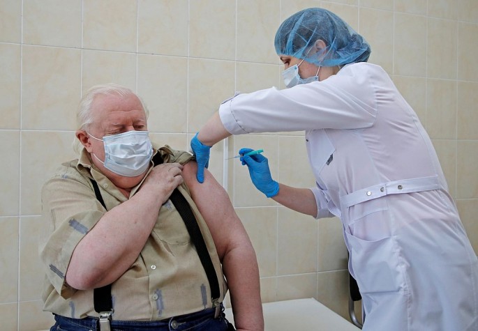 Người dân đang được tiêm vaccine ngừa Covid-19 tại Nga. (Ảnh: Reuters)