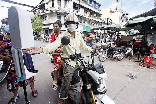 Người dân tại Campuchia đang sát khuẩn tay để phòng tránh dịch Covid-19.