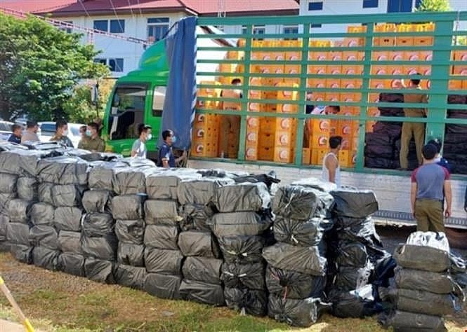 Cảnh sát kiểm tra và bốc dỡ ma túy khỏi xe tang vật. Ảnh: TTXVN Cảnh sát kiểm tra và bốc dỡ ma túy khỏi xe tang vật. Ảnh: TTXVN