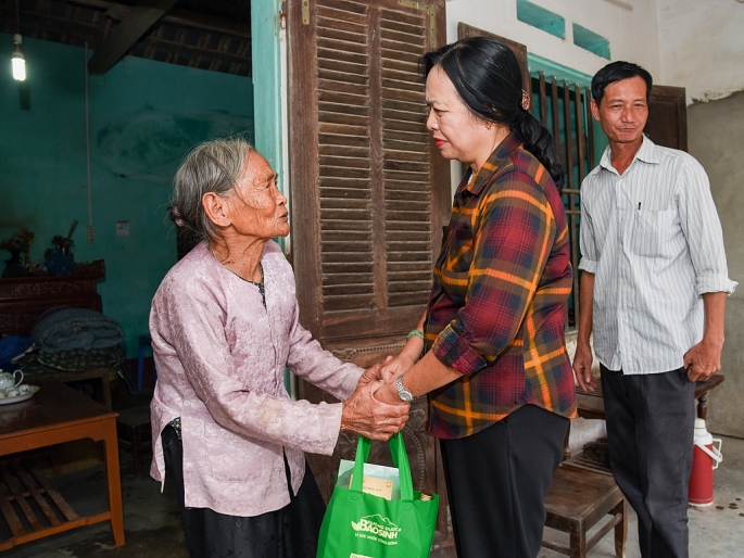 Doanh nghiệp "vàng" mang "tấm lòng vàng" đến Hà Nam và Thanh Hóa doanh nghiep vang mang tam long vang den ha nam va thanh hoa