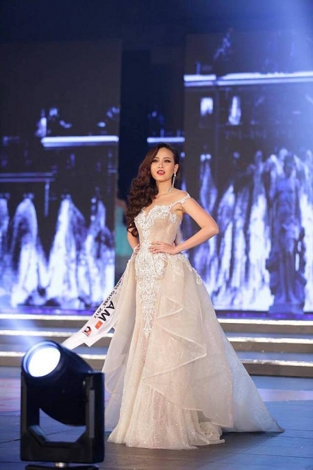 Khánh Ngân giành vương miện Hoa hậu Hoàn cầu- Miss Globe 2017 khanh ngan gianh vuong mien hoa hau hoan cau miss globe 2017