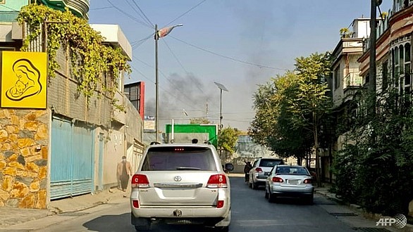 Khói đen bốc lên sau vụ nổ tại thủ đô Kabul. (Ảnh: AFP)