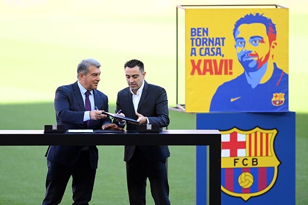 Xavi chính thức ra mắt Barcelona trên cương vị mới