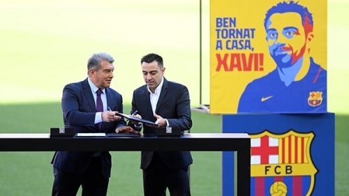 Xavi chính thức ra mắt Barcelona trên cương vị mới