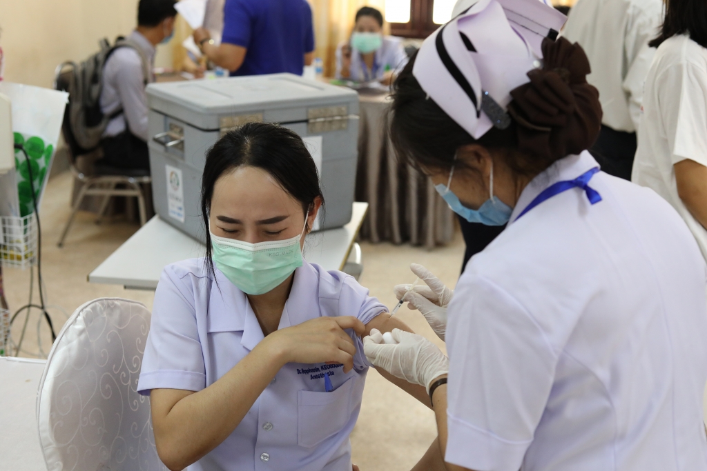 Lào chuẩn bị tiêm mũi vaccine tăng cường cho nhân viên y tế