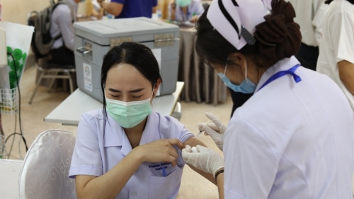Lào chuẩn bị tiêm mũi vaccine tăng cường cho nhân viên y tế