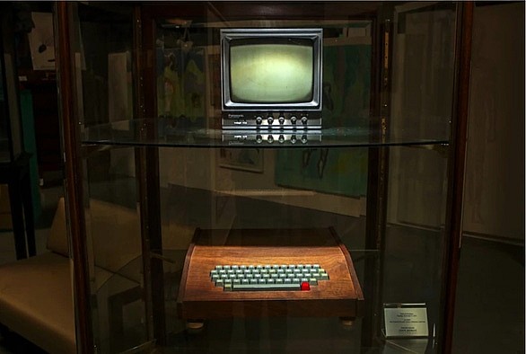Máy tính đời đầu của Apple được bán với giá gần nửa triệu USD