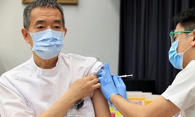 Nhật Bản chuẩn bị tiêm mũi thứ 3 vaccine ngừa Covid-19 cho người dân. (Ảnh: Reuters)