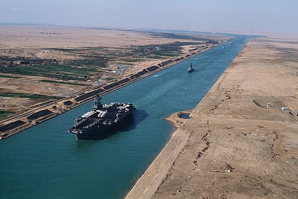 Tàu đang di chuyển qua kênh đào Suez.