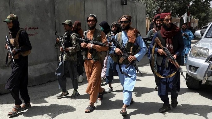 Lực lượng Taliban đang đi tuần trên đường phố Kabul, Afghanistan. (Ảnh: AP)