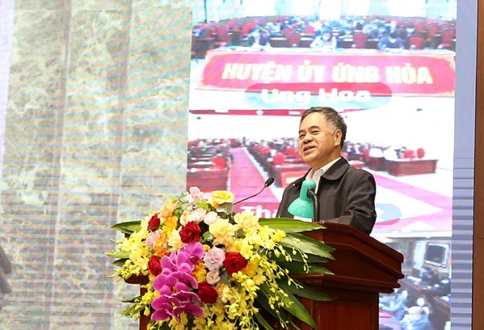  PGS.TS Nguyễn Viết Thông truyền đạt thông tin tại hội nghị.