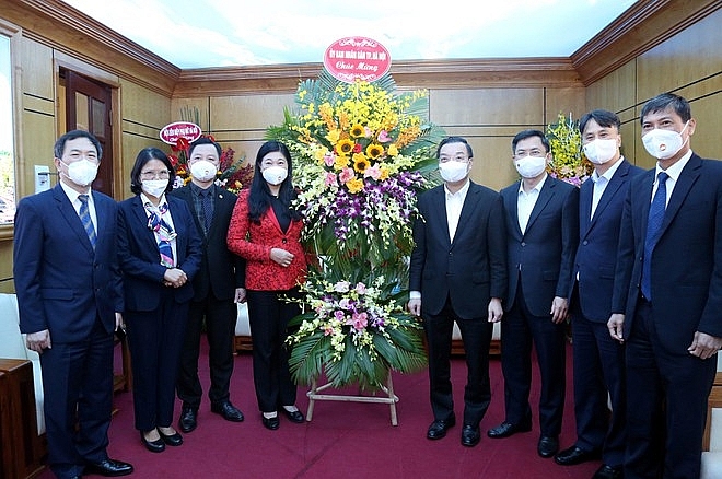  Chủ tịch UBND TP Hà Nội Chu Ngọc Anh tặng hoa chúc mừng Ủy ban MTTQ Việt Nam TP Hà Nội.