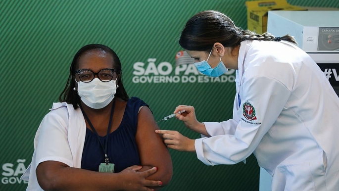 Người dân Brazil được tiêm vắc-xin ngừa Covid-19.