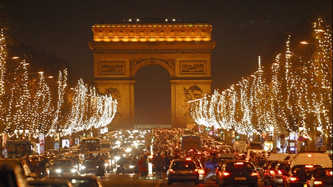 Pháp chính thức bước vào mùa Giáng sinh 2021
